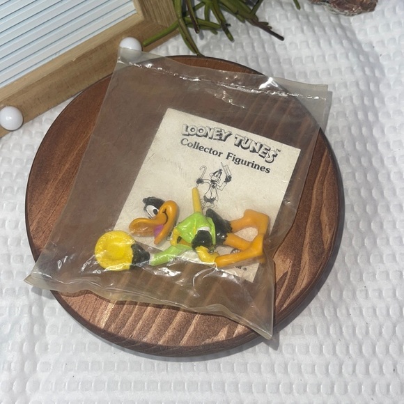 1990 Vintage Looney Tunes Daffy Duck 3" Figure Shell Gas Station Unopened Torn - Picture 1 of 2